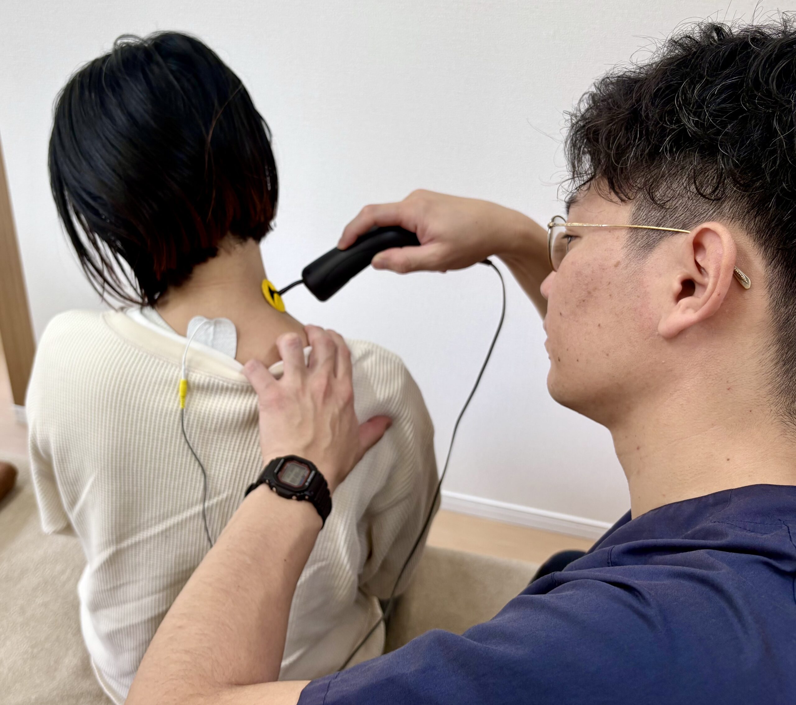 施術ベッドで身体の状態に合わせた手技療法を行う様子